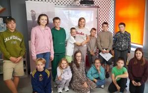 Dzieci i jedna dorosła kobieta pozują do zdjęcia