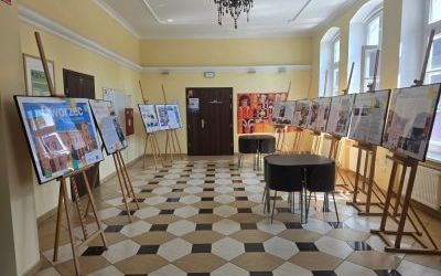 Hol biblioteki z wystawą o oleśnickim dworcu