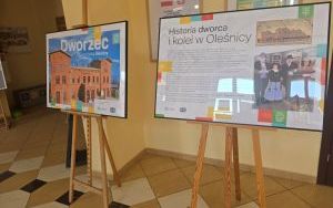 Hol biblioteki z wystawą o oleśnickim dworcu
