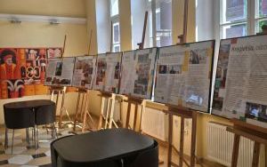 Hol biblioteki z wystawą o oleśnickim dworcu
