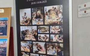 Plansza wystawy. Fotografie na czarnym tle
