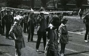 Fragment defilady harcerskiej z okazji nadania imienia Bohaterskich Lotników Polskich, czerwiec 1970 r.