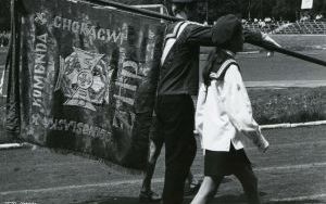Fragment defilady na stadionie miejskim po nadaniu hufcowi Oleśnica im. Bohaterskich Lotników Polskich, czerwiec 1970 r.