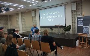 Prowadzący spotkanie z uczestnikami