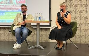 Jakub Tylman i Anna Hildebrandt-Mrozek siedzą na scenie przy stoliku i rozmawiają podczas inauguracji Tygodnia Szczęścia w Szkole 2026.