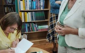 Składanie podpisu w książce