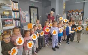 Dzieci pozują do zdjęcia z pracami plastycznymi