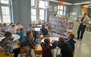 Kobieta stoi przed grupą dzieci przedszkolnych