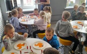 Dzieci robią swoje prace plastyczne