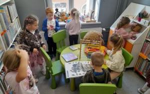 Dzieci bawią się przy stoliku