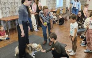 Dzieci podczas dogoterapii