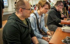 Uczestnicy imprezy retro gamingowej Pixelove Ole (1)
