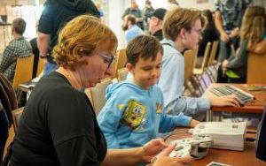 Uczestnicy imprezy retro gamingowej Pixelove Ole (2)