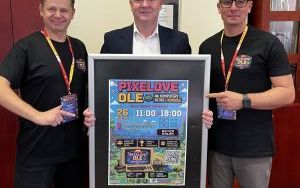 Organizatorzy Pixelove Ole z Burmistrzem Oleśnicy