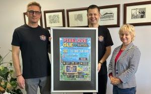 Organizatorzy Pixelove Ole z Panią Dyrektor Oleśnickiej Biblioteki Publicznej
