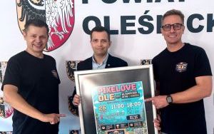 Organizatorzy Pixelove Ole ze starostą oleśnickim