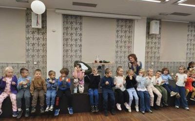 Zdjęcie grupowe dzieci i Anny Paszkiewicz