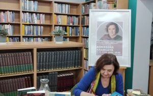 Agnieszka Krawczyk podpisuje książki (1)