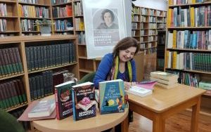 Agnieszka Krawczyk podpisuje książki