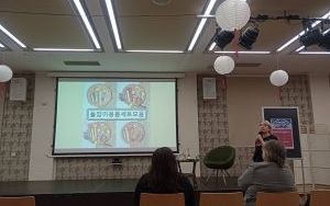Uczestnicy i prelegent wykładu przez Koreańską Nocą Bibliotek (5)