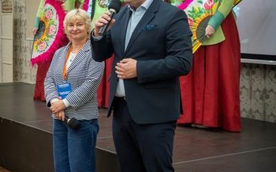 Burmistrz Oleśnicy i dyrektor biblioteki