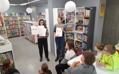 Panie prowadzące warsztaty pokazują wnętrze książki