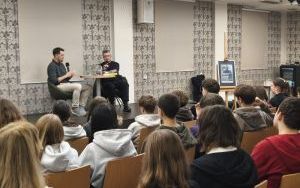 Autor Rafał Kosik i prowadzący spotkanie (2)