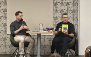 Autor Rafał Kosik i prowadzący spotkanie (4)