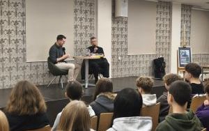 Autor Rafał Kosik i prowadzący spotkanie (5)