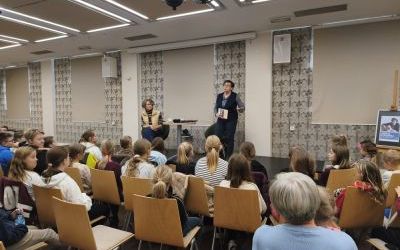 Autorka Renata Piątkowska i lektorka Malwina Kożurno na scenie, a przed nią publiczność