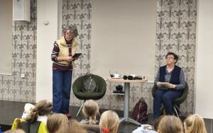Autorka Renata Piątkowska i lektorka Malwina Kożurno na scenie (1)