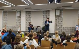 Autorka Renata Piątkowska i lektorka Malwina Kożurno na scenie przed publicznością