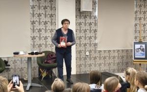 Autorka Renata Piątkowska i lektorka Malwina Kożurno na scenie (4)