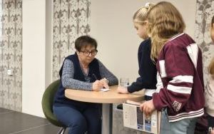 Autorka Renata Piątkowska podpisuje książki