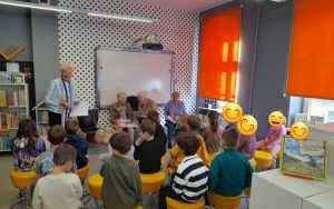 Seniorzy czytają dzieciom (1)