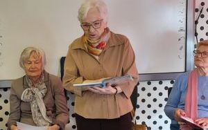 Seniorzy czytają dzieciom (2)
