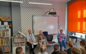 Seniorzy czytają dzieciom (3)