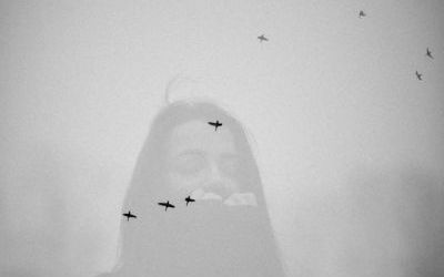 Grafika informacyjna promująca wystawę fotografii Agnieszki Przybyłowicz