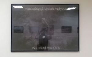 Fotografie promujące wystawę fotografii Agnieszki Przybyłowicz