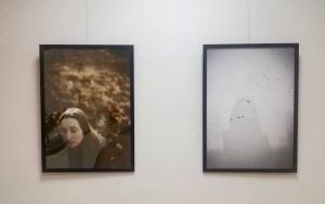 Fotografie promujące wystawę fotografii Agnieszki Przybyłowicz