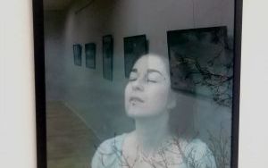 Fotografie promujące wystawę fotografii Agnieszki Przybyłowicz