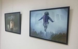 Fotografie promujące wystawę fotografii Agnieszki Przybyłowicz