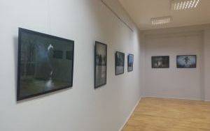 Fotografie promujące wystawę fotografii Agnieszki Przybyłowicz