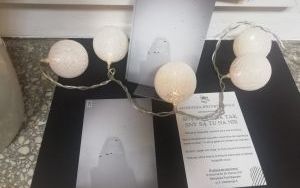 Fotografie promujące wystawę fotografii Agnieszki Przybyłowicz