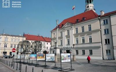 Zdjęcia dokumentujące wystawę "Cztery pory roku" na oleśnickim Rynku