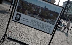 Zdjęcia dokumentujące wystawę "Cztery pory roku" na oleśnickim Rynku