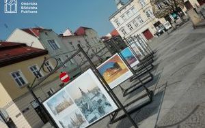 Zdjęcia dokumentujące wystawę "Cztery pory roku" na oleśnickim Rynku