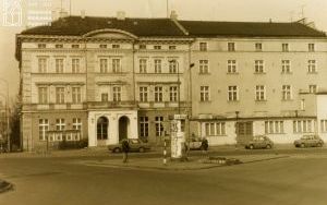 Budynek biblioteki, rok 1994.