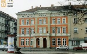 Budynek biblioteki po I etapie remontu elewacji, rok 2001.