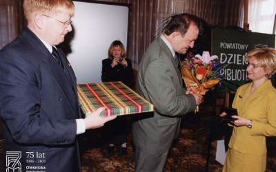 Powiatowy Dzień Bibliotekarza w Ratuszu. Od lewej wiceburmistrz Janusz Marszałek , burmistrz Jan Bronś, dyrektor Anna Zasada. Rok 2002.